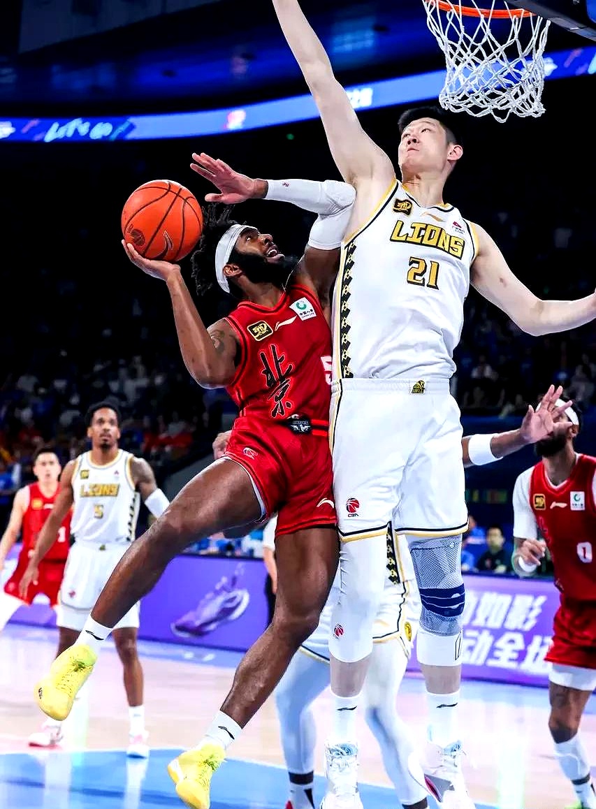 广厦男篮训练开放日；集结日临场应变引欢呼；葡超在即；赛程密集仍需轮换(もうひとつの明日的周边资讯)