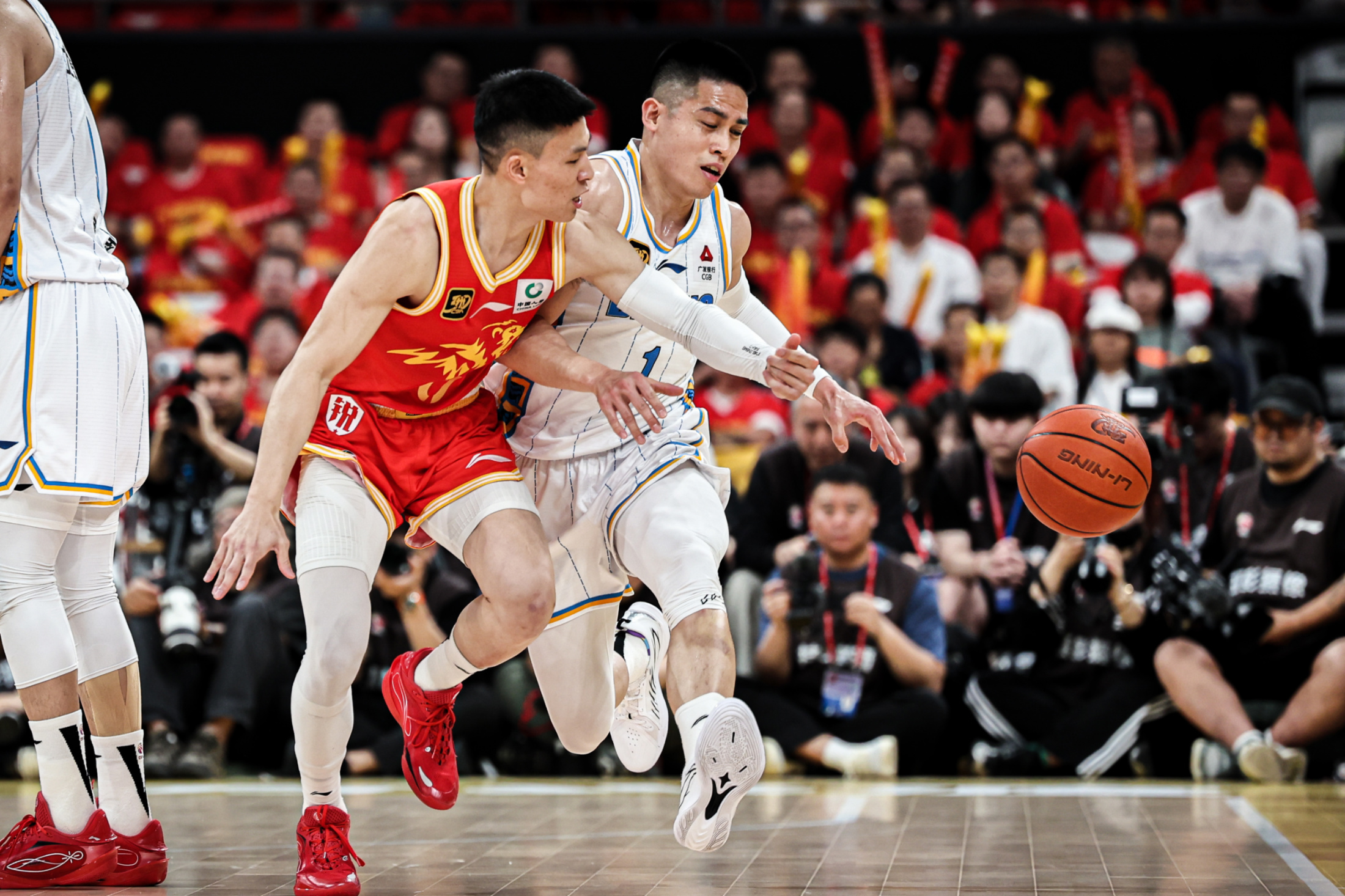 广厦男篮训练开放日；集结日临场应变引欢呼；葡超在即；赛程密集仍需轮换(もうひとつの明日的周边资讯)